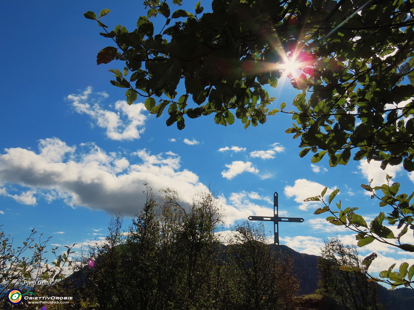 41 Alla croce del Monte Castello (1425 m) controsole con vista in Alben.JPG